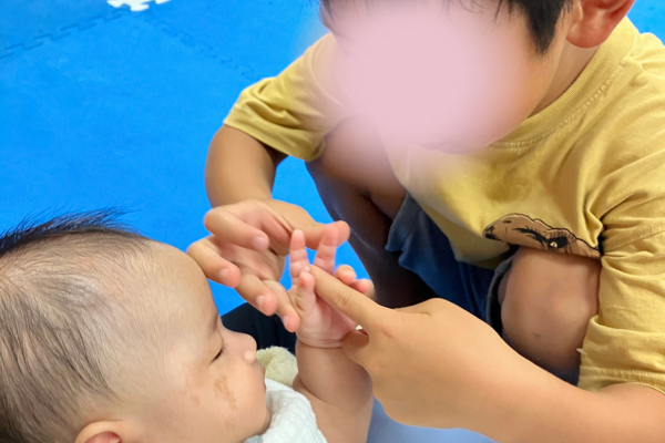 子ども同士のふれあいの様子