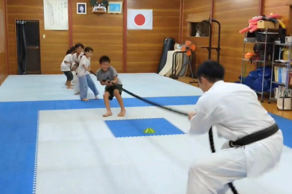 空手教室での様々な運動。綱引き